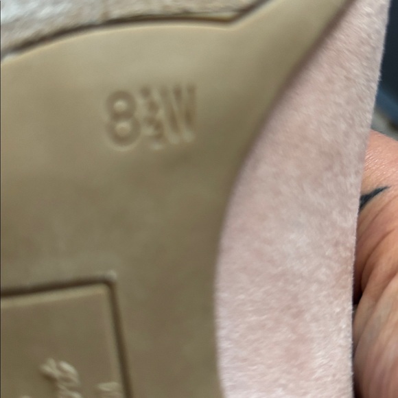 Light pink velvety small heel. - Picture 9 of 9